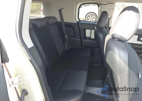 2010 Toyota Fj Cruiser z USA, uszkodzony, nr VIN JTEZU4BF7AK009252